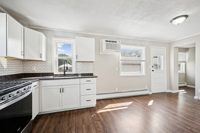 Building Photo - 1029 E Granet Ave