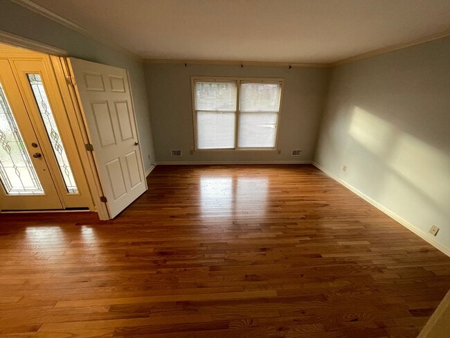 Building Photo - Charming 4 Bedroom Home in Downtown Shelbyville – Prime Location & Classic Comfort