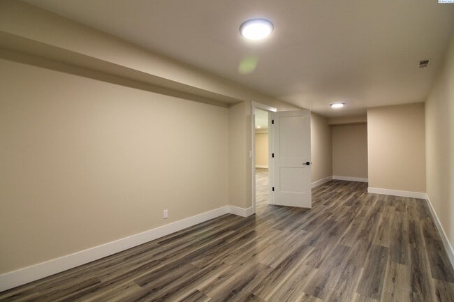 Building Photo - 5 Bed/3 Bath House in Kennewick Canyon Lakes