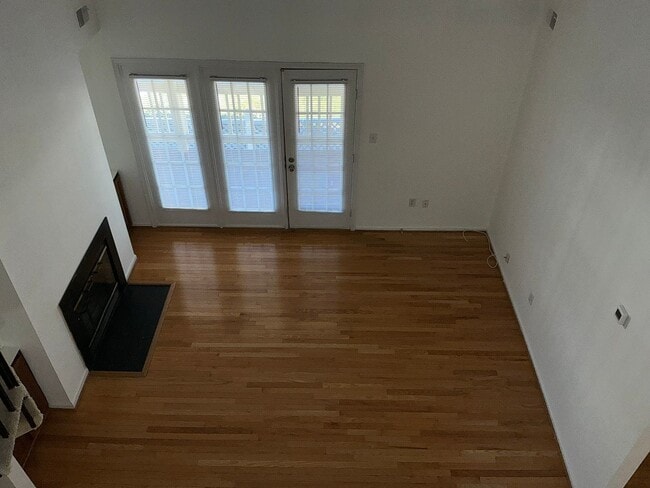 Building Photo - Very well maintained 2 bedroom 2 full 2 half upper floor condo with loft, located in the desired ...