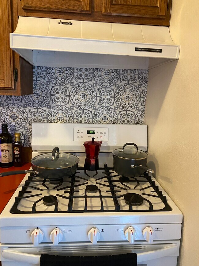 gas range - 1439 SW Montgomery St