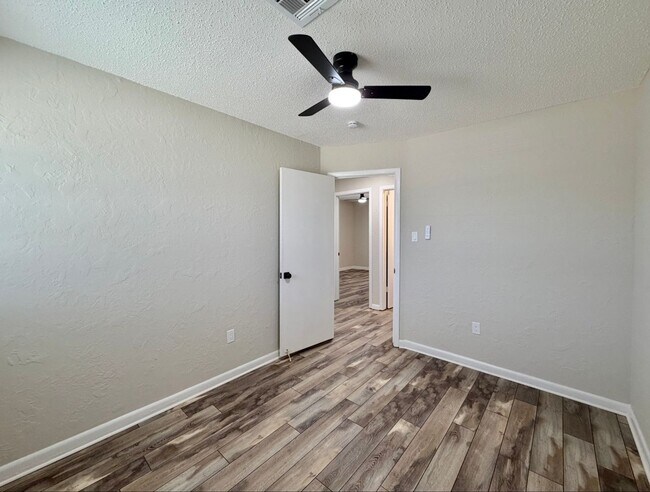 Building Photo - Beautifully Updated