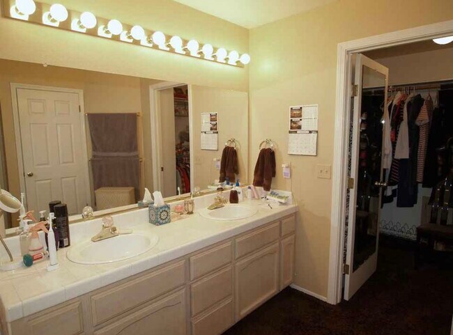 Building Photo - 2524 Garlandwood Dr