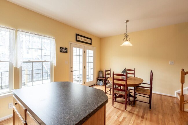 Building Photo - 703 Rainier Rd