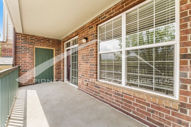 Building Photo - Spacious Condo with central AC and 2 Included Parking Spaces.