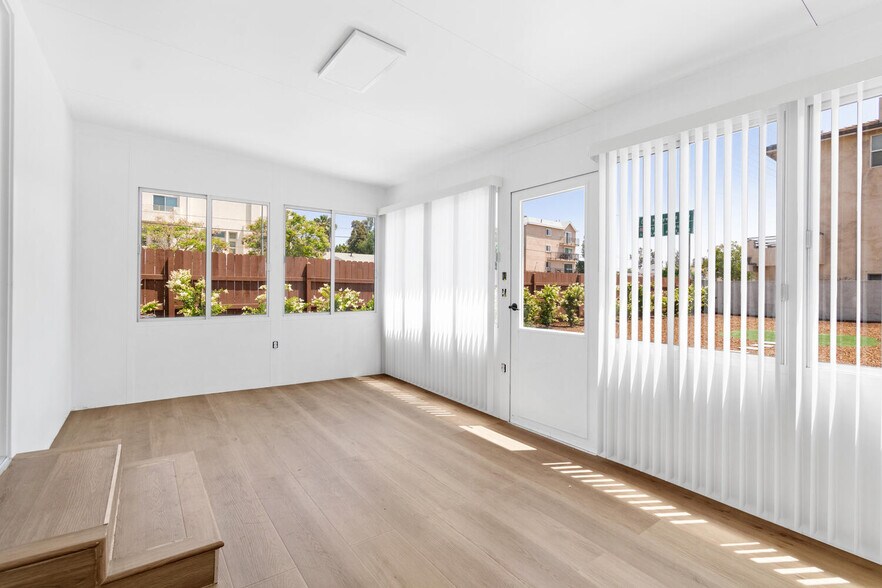 Building Photo - 5554 Radford Ave