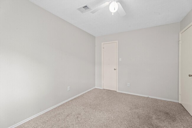 Building Photo - 16015 Southampton Dr