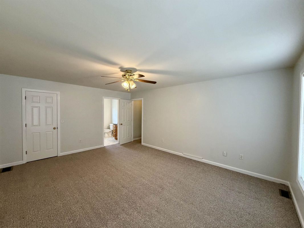 Building Photo - 8 Normandy