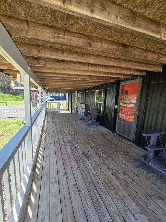 Building Photo - $1,500 - 2 Bedroom / 1 Bath Creekfront Park Model in Tatham Mountain Park