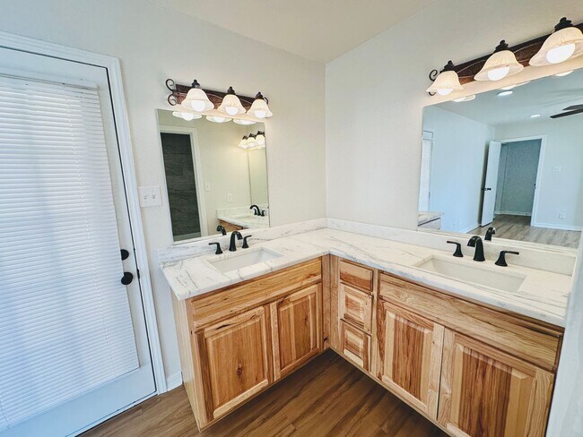 Building Photo - MOVE IN SPECIAL!!! - Updated 3-Bed Home wi...