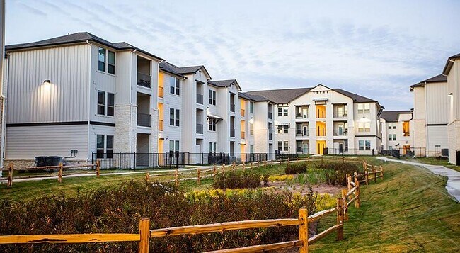 Building Photo - 12500 Shadowglen Trce