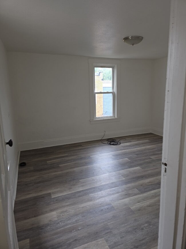 Building Photo - Large 4 Bedroom 2 Bath in Mt. Washington