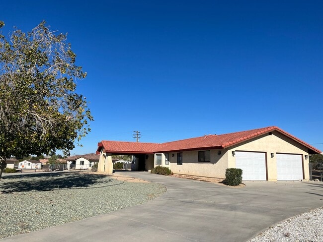 Building Photo - 3 bedroom 2.5 bath Home with a Bonus Room ...