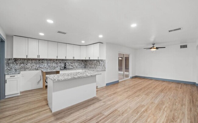 Building Photo - 5818 N 22nd Dr