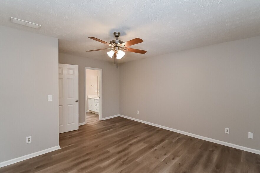 Building Photo - 2032 Lown Farm Ln