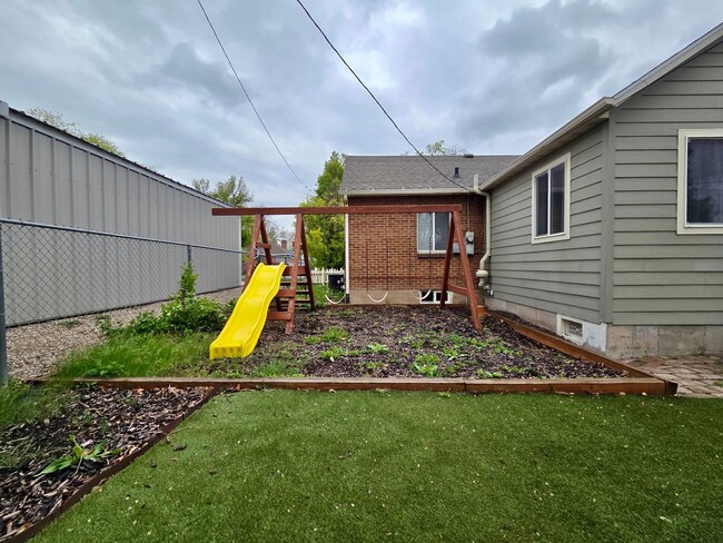 Building Photo - Beautiful Home in Millcreek, UT!