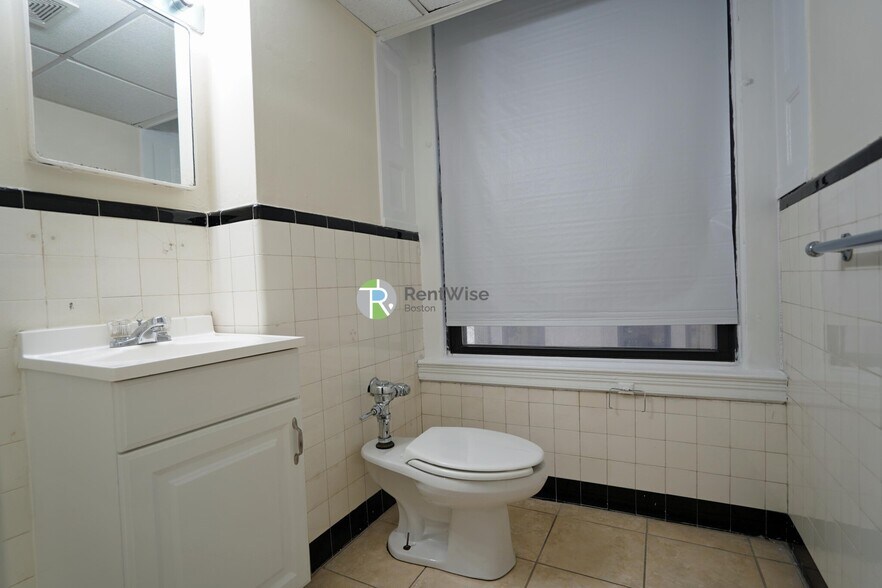 Building Photo - 62 Boylston St