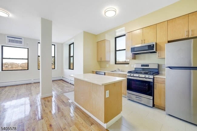 Building Photo - 520 Belleville Ave