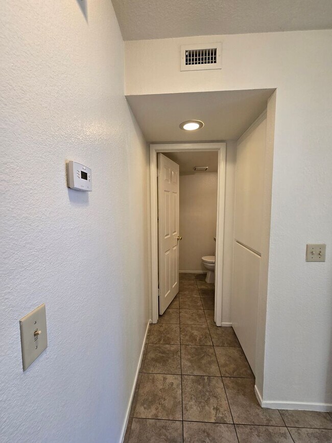 Building Photo - An Amazing Henderson 3 Bedroom Townhome!!
