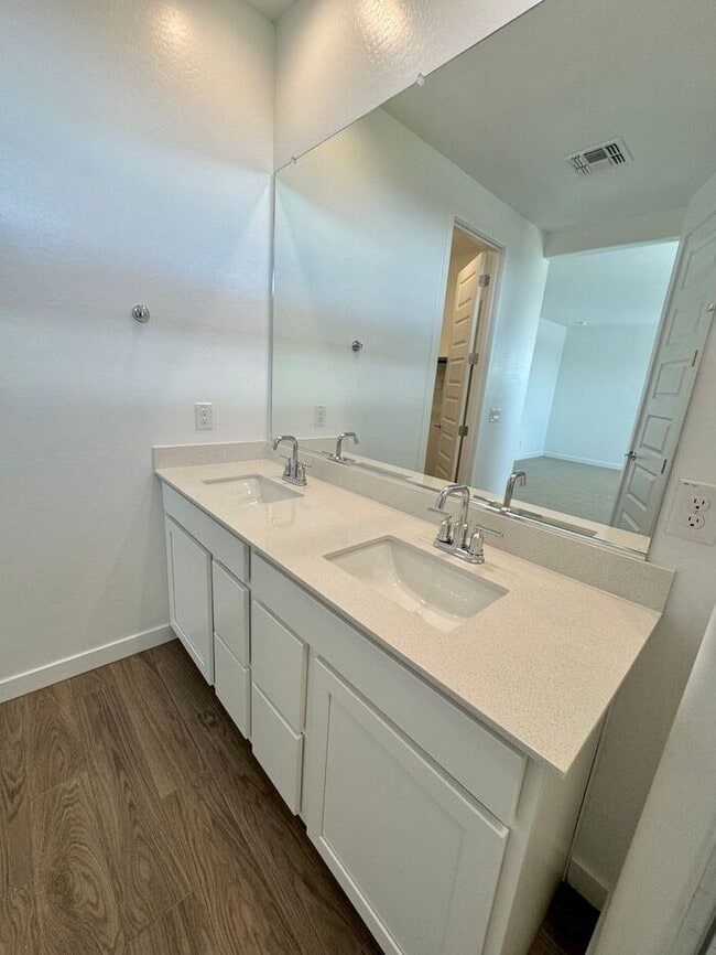 Building Photo - MOVE IN SPECILAS!! HALF MONTH RENT FREE!! ...