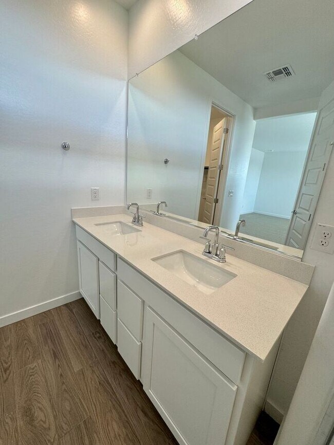 Building Photo - New 5-Bedroom Home in Phoenix with Upgrade...
