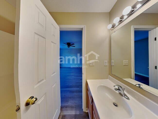 Building Photo - 700 Berlander Dr