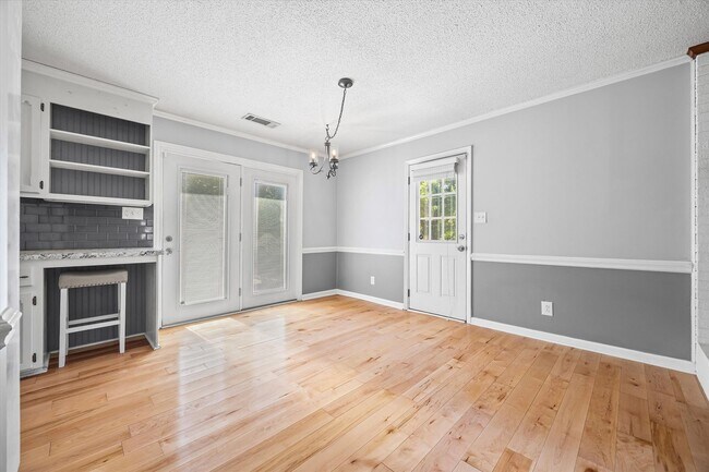 Building Photo - Updated and well maintained 3 bedroom, 2 b...