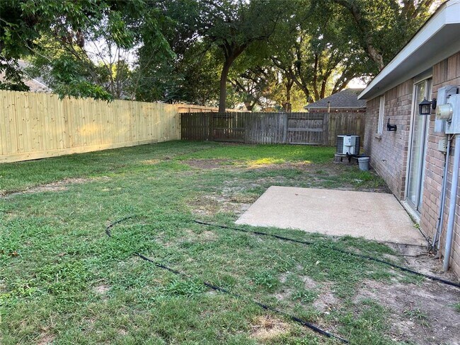 Building Photo - 11219 Willow Field Dr