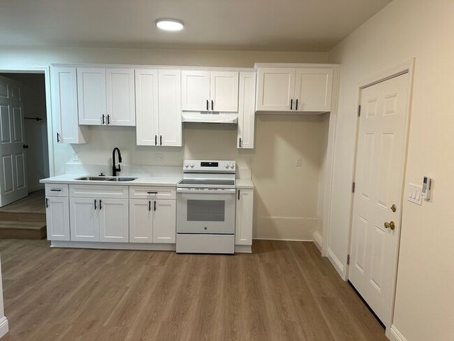 Building Photo - Charming 1-Bed/1-Bath ADU in Newhall – Bra...