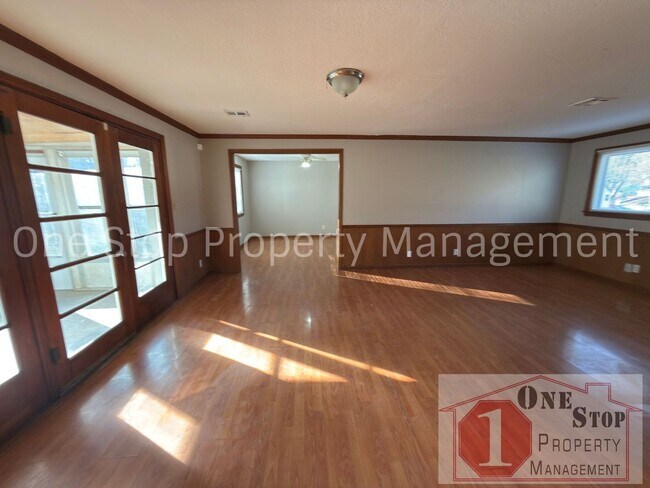 Building Photo - Amazing 3 Bedroom, 1.5 Bathroom in Raytown!