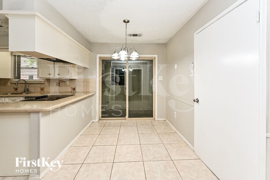 Building Photo - 16911 Memorial Oaks Ln