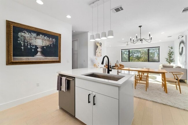 Building Photo - 3406 E 17th St