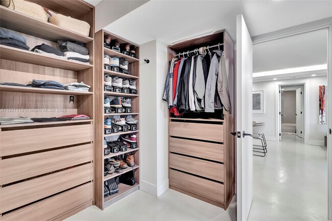 Building Photo - 1627 Brickell Ave