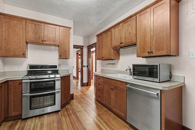 Building Photo - Charming University Neighborhood Home | 2 Bedrooms + Bonus Room