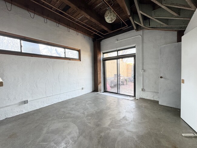 Building Photo - 915 W 16th St