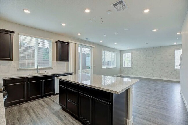 Building Photo - 1606 Lion St