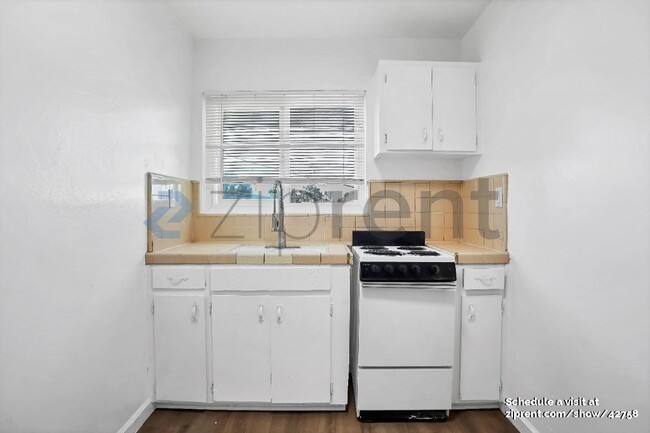 Building Photo - 132 W 18th St