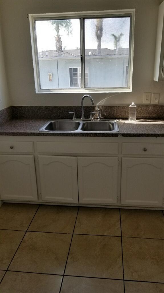 Building Photo - 10616 S Central Ave