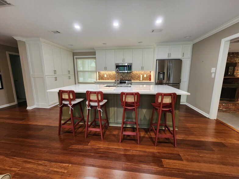 Island w/custom seating - 506 Shamrock Dr