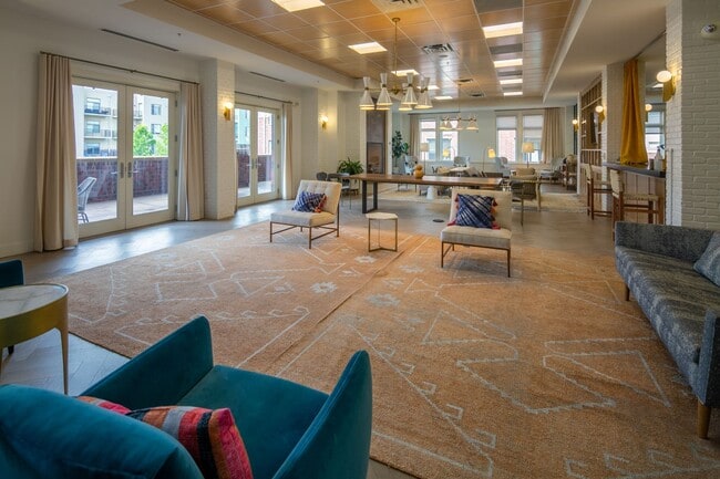 Building Photo - Updated One Bedroom Condo at The Peloton. ...