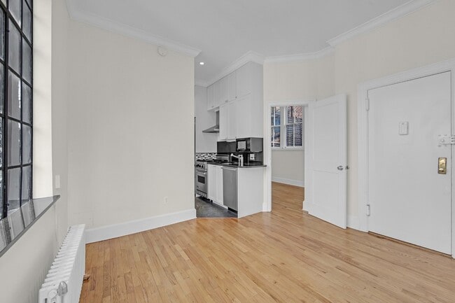 Building Photo - 127 E 69th St