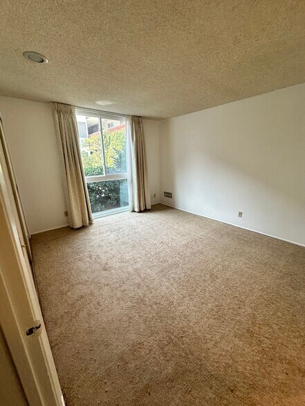 Building Photo - 5650 Sumner Way