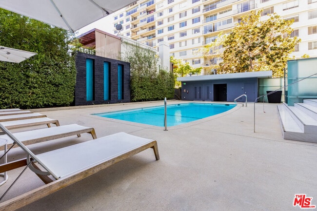 Building Photo - 838 N Doheny Dr