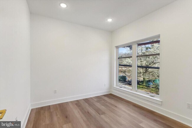 Building Photo - 367 W Hortter St