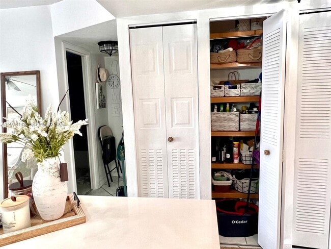 Building Photo - 2811 Somerset Dr