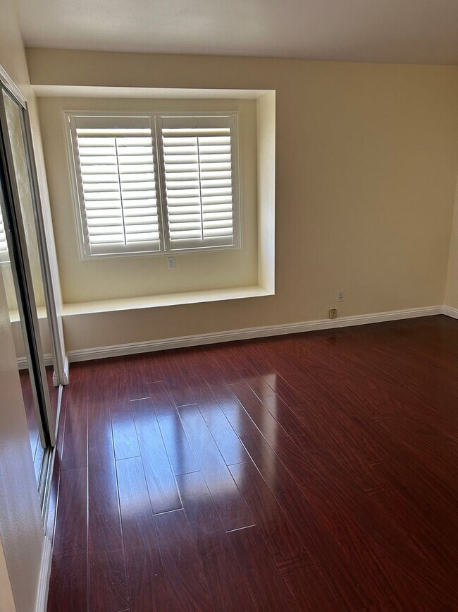 Building Photo - 2b2b- Private freshly painted Torrance condominium ready for immediate occupancy.