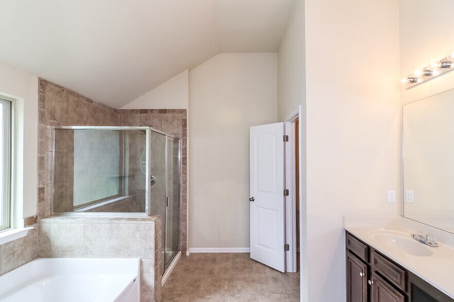 Building Photo - 4710 Cabrini Pl