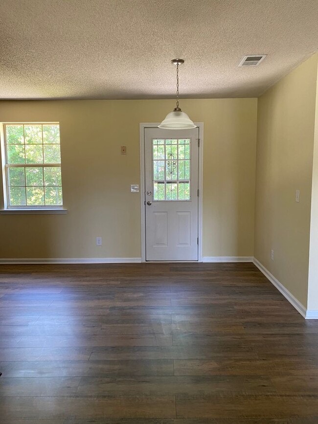 Building Photo - $500.O0 OFF MOVE IN SPECIAL!!