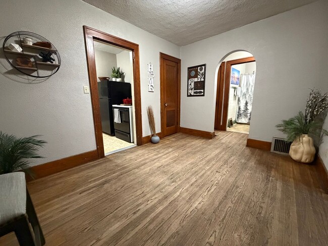 Building Photo - 2 bed, 1 bath home for rent in Waterloo