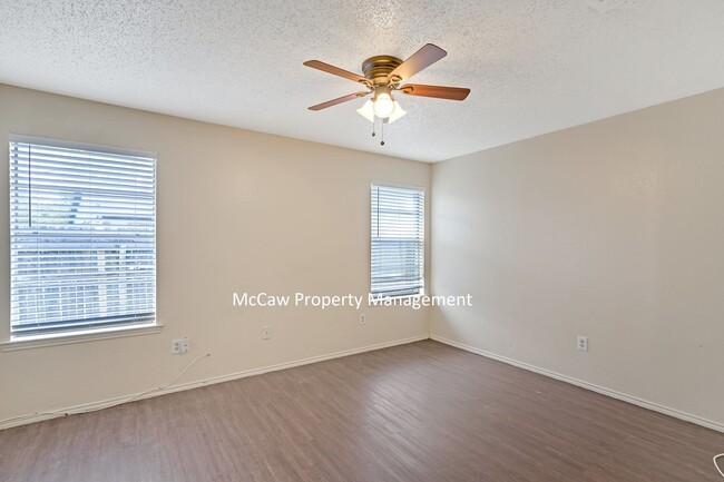 Building Photo - Fort Worth 2/1 Duplex close to TCC South!